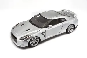 Bburago Nissan GT R R35 Diecast Model Car 1:18 -12079 - Silver